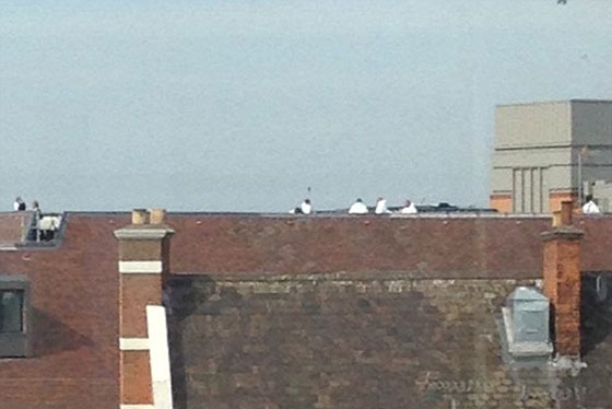 حادثة نادرة.. سطح منزل في لندن يستقبل جثة رجل سقطت من عجلات طائرة صورة رقم 1 حادثة نادرة.. سطح منزل في لندن يستقبل جثة رجل سقطت من عجلات طائرة صورة رقم 1