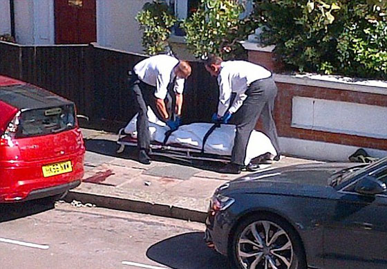 حادثة نادرة.. سطح منزل في لندن يستقبل جثة رجل سقطت من عجلات طائرة صورة رقم 2 حادثة نادرة.. سطح منزل في لندن يستقبل جثة رجل سقطت من عجلات طائرة صورة رقم 2