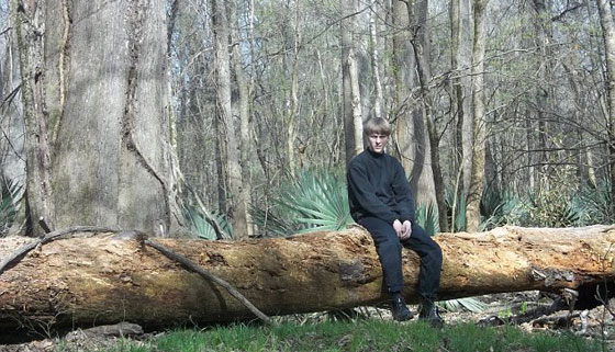 قاتل السود بامريكا مصاب بعقدة النساء ومنطوي بسبب نزاعات اسرية صورة رقم 2