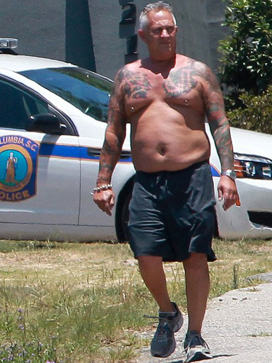 قاتل السود بامريكا مصاب بعقدة النساء ومنطوي بسبب نزاعات اسرية صورة رقم 10