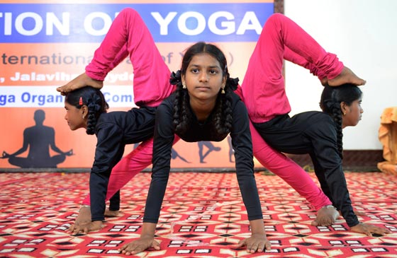 بالفيديو والصور.. العالم يخصّص يوم 21 حزيران للاحتفال بيوم اليوغا صورة رقم 4 بالفيديو والصور.. العالم يخصّص يوم 21 حزيران للاحتفال بيوم اليوغا صورة رقم 4