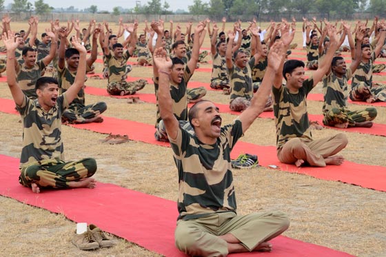 بالفيديو والصور.. العالم يخصّص يوم 21 حزيران للاحتفال بيوم اليوغا صورة رقم 16 بالفيديو والصور.. العالم يخصّص يوم 21 حزيران للاحتفال بيوم اليوغا صورة رقم 16