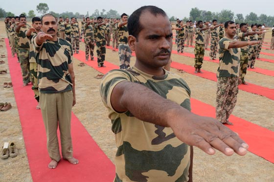 بالفيديو والصور.. العالم يخصّص يوم 21 حزيران للاحتفال بيوم اليوغا صورة رقم 17 بالفيديو والصور.. العالم يخصّص يوم 21 حزيران للاحتفال بيوم اليوغا صورة رقم 17
