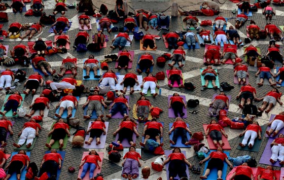 بالفيديو والصور.. العالم يخصّص يوم 21 حزيران للاحتفال بيوم اليوغا صورة رقم 34 بالفيديو والصور.. العالم يخصّص يوم 21 حزيران للاحتفال بيوم اليوغا صورة رقم 34