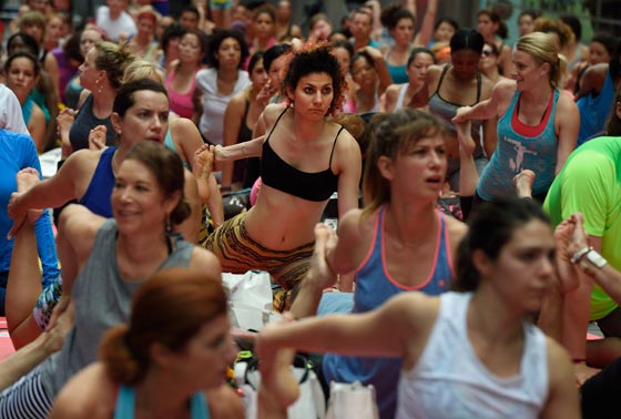 بالفيديو والصور.. العالم يخصّص يوم 21 حزيران للاحتفال بيوم اليوغا صورة رقم 38 بالفيديو والصور.. العالم يخصّص يوم 21 حزيران للاحتفال بيوم اليوغا صورة رقم 38