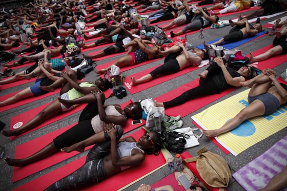 بالفيديو والصور.. العالم يخصّص يوم 21 حزيران للاحتفال بيوم اليوغا صورة رقم 47 بالفيديو والصور.. العالم يخصّص يوم 21 حزيران للاحتفال بيوم اليوغا صورة رقم 47