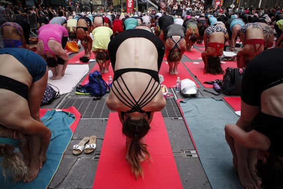 بالفيديو والصور.. العالم يخصّص يوم 21 حزيران للاحتفال بيوم اليوغا صورة رقم 48 بالفيديو والصور.. العالم يخصّص يوم 21 حزيران للاحتفال بيوم اليوغا صورة رقم 48