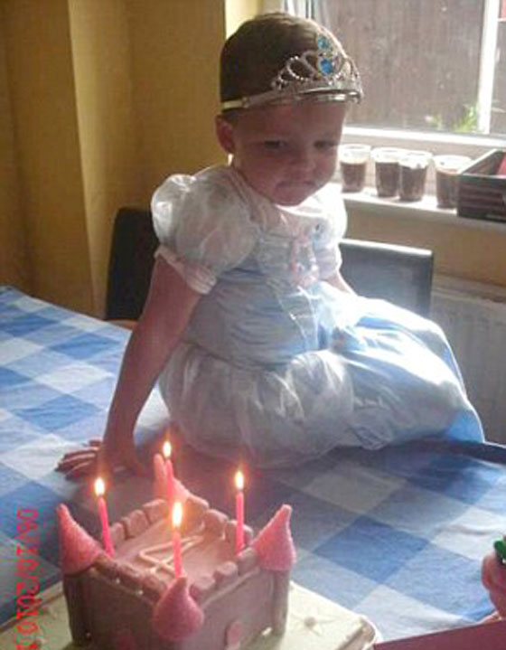 صور فتى عمره 9 سنوات تحوّل لفتاة بتشجيع امه! صورة رقم 1 صور فتى عمره 9 سنوات تحوّل لفتاة بتشجيع امه! صورة رقم 1