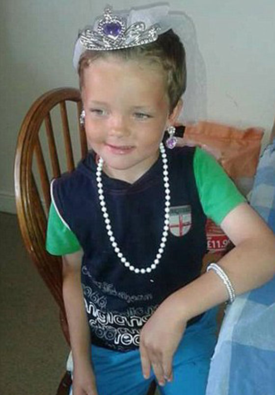 صور فتى عمره 9 سنوات تحوّل لفتاة بتشجيع امه! صورة رقم 3 صور فتى عمره 9 سنوات تحوّل لفتاة بتشجيع امه! صورة رقم 3