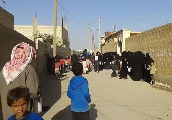  بالصور.. الدواعش يتناولون اشهى الأطباق وأهل الرقة يتضوّرون جوعا صورة رقم 1