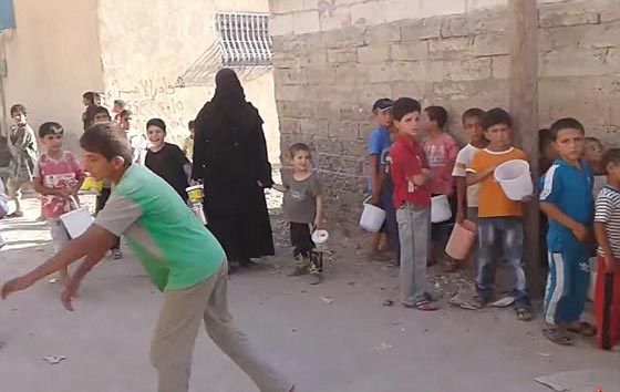  بالصور.. الدواعش يتناولون اشهى الأطباق وأهل الرقة يتضوّرون جوعا صورة رقم 3