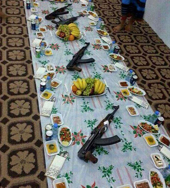  بالصور.. الدواعش يتناولون اشهى الأطباق وأهل الرقة يتضوّرون جوعا صورة رقم 7