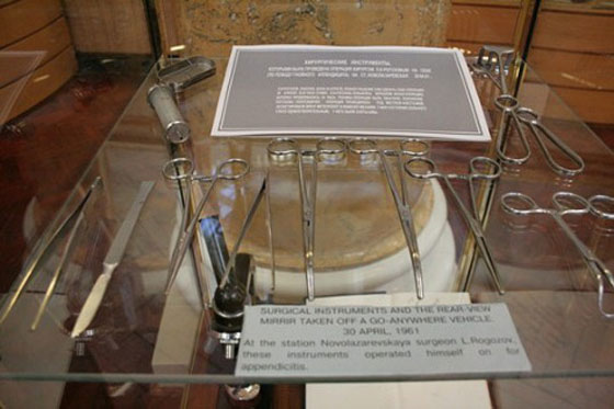 طبيب روسي أجرى عملية لنفسه مستخدمًا مرآة صورة رقم 4 طبيب روسي أجرى عملية لنفسه مستخدمًا مرآة صورة رقم 4