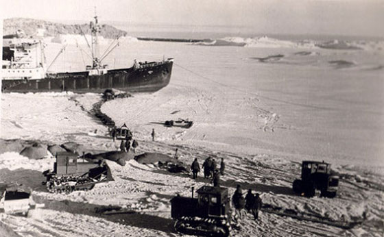 طبيب روسي أجرى عملية لنفسه مستخدمًا مرآة صورة رقم 1 طبيب روسي أجرى عملية لنفسه مستخدمًا مرآة صورة رقم 1