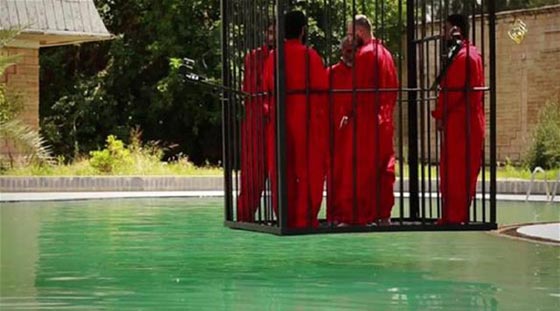 الدواعش يتفننون في ابتكار اساليب جهنمية وغير مالوفة للاعدام.. فيديو صورة رقم 7