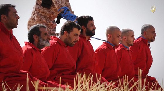 الدواعش يتفننون في ابتكار اساليب جهنمية وغير مالوفة للاعدام.. فيديو صورة رقم 4