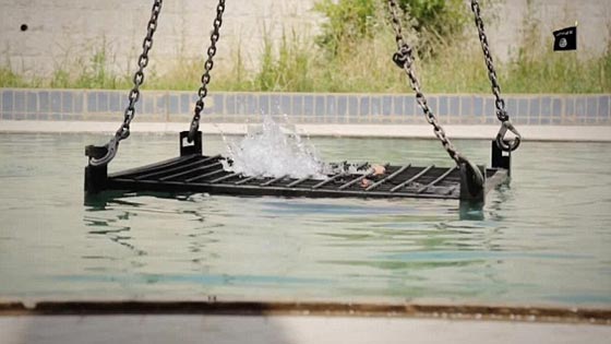 الدواعش يتفننون في ابتكار اساليب جهنمية وغير مالوفة للاعدام.. فيديو صورة رقم 9