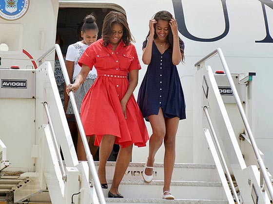 موقف محرج.. الرياح الايطالية تعبث بفستان ميشيل اوباما على سلم الطائرة صورة رقم 2