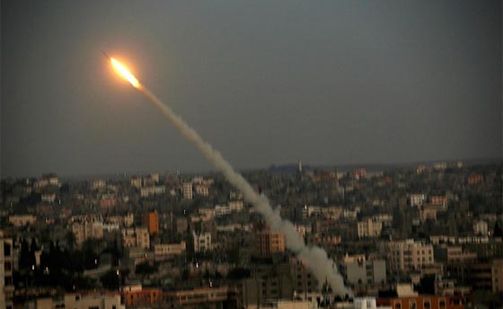 اسرائيل تشن غارة مجنونة على القطاع.. اثر اطلاق صاروخ من هناك صورة رقم 2 اسرائيل تشن غارة مجنونة على القطاع.. اثر اطلاق صاروخ من هناك صورة رقم 2