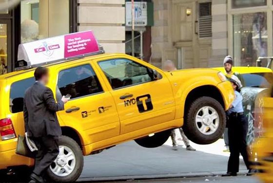 شرطية ترد على شتيمة سائق تاكسي لها برفعها له ولسيارته في الهواء!! صورة رقم 2