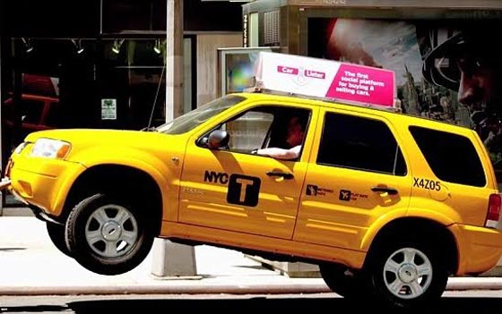 شرطية ترد على شتيمة سائق تاكسي لها برفعها له ولسيارته في الهواء!! صورة رقم 1