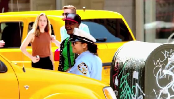 شرطية ترد على شتيمة سائق تاكسي لها برفعها له ولسيارته في الهواء!! صورة رقم 3 شرطية ترد على شتيمة سائق تاكسي لها برفعها له ولسيارته في الهواء!! صورة رقم 3