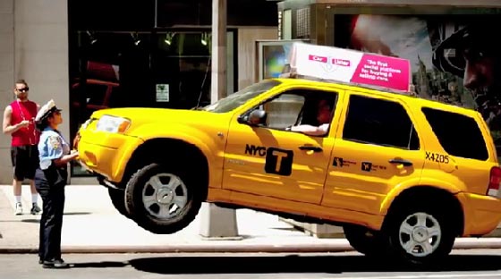 شرطية ترد على شتيمة سائق تاكسي لها برفعها له ولسيارته في الهواء!! صورة رقم 4 شرطية ترد على شتيمة سائق تاكسي لها برفعها له ولسيارته في الهواء!! صورة رقم 4