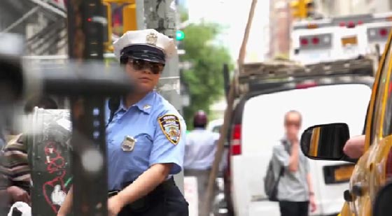 شرطية ترد على شتيمة سائق تاكسي لها برفعها له ولسيارته في الهواء!! صورة رقم 5 شرطية ترد على شتيمة سائق تاكسي لها برفعها له ولسيارته في الهواء!! صورة رقم 5