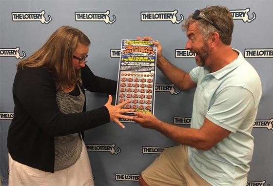 15 مليون في اليانصيب.. هدية الهية لمحبين امريكيين حديثي العهد بالزواج صورة رقم 1 15 مليون في اليانصيب.. هدية الهية لمحبين امريكيين حديثي العهد بالزواج صورة رقم 1