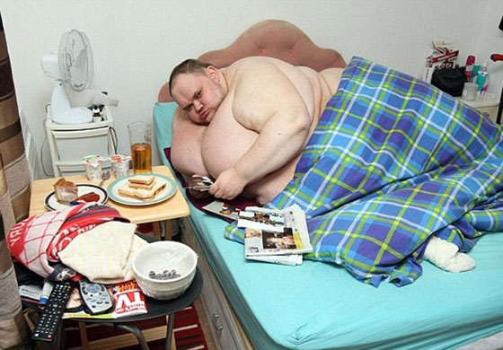 صور اسمن رجل في العالم الذي توفي بعد ان رفض التوقف عن الطعام صورة رقم 4