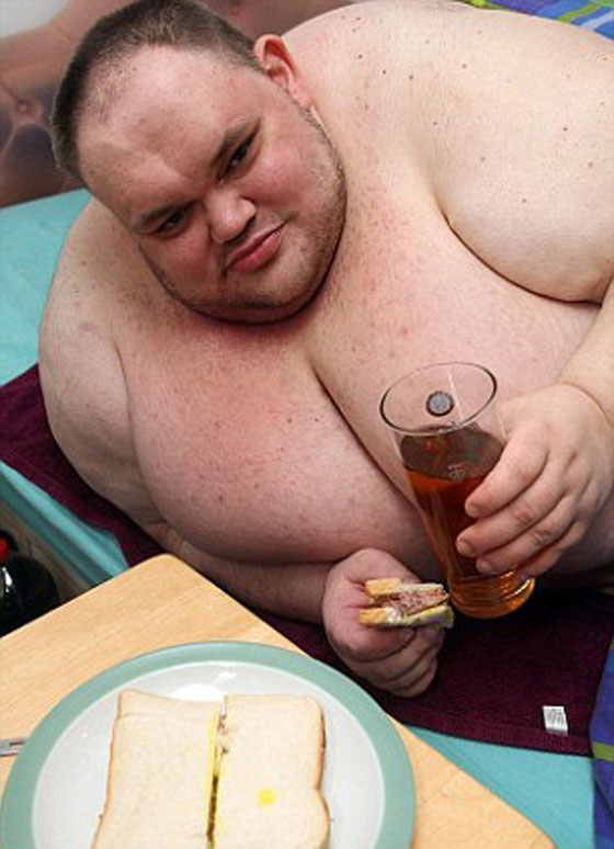 صور اسمن رجل في العالم الذي توفي بعد ان رفض التوقف عن الطعام صورة رقم 1