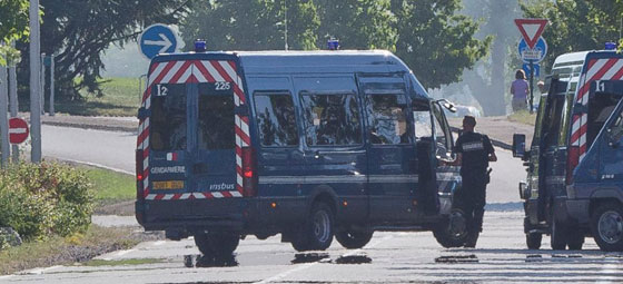 منفذ اعتداء فرنسا قطع راس ضحيته والتقط معه سيلفي.. قبل هجومه!! صورة رقم 2 منفذ اعتداء فرنسا قطع راس ضحيته والتقط معه سيلفي.. قبل هجومه!! صورة رقم 2