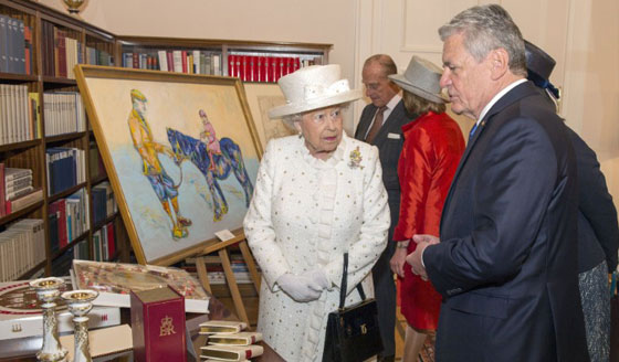 لوحة قدمها رئيس المانيا للملكة اليزابيت الثانية تثير الجدل في البلدين صورة رقم 2 لوحة قدمها رئيس المانيا للملكة اليزابيت الثانية تثير الجدل في البلدين صورة رقم 2