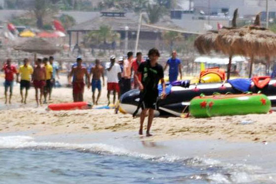 بطل تونسي يرمي الارهابي الداعشي بالسيراميك ويعطل مشروعه الدموي صورة رقم 2 بطل تونسي يرمي الارهابي الداعشي بالسيراميك ويعطل مشروعه الدموي صورة رقم 2