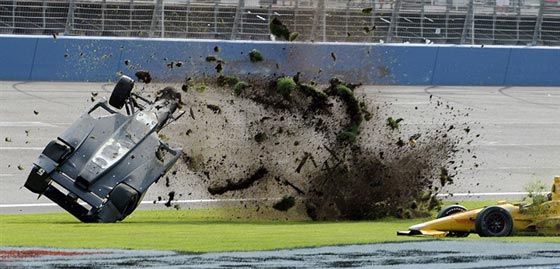 بالفيديو.. تعرض لحادث مروع بسرعة 340 كم ونجا باعجوبة صورة رقم 2 بالفيديو.. تعرض لحادث مروع بسرعة 340 كم ونجا باعجوبة صورة رقم 2