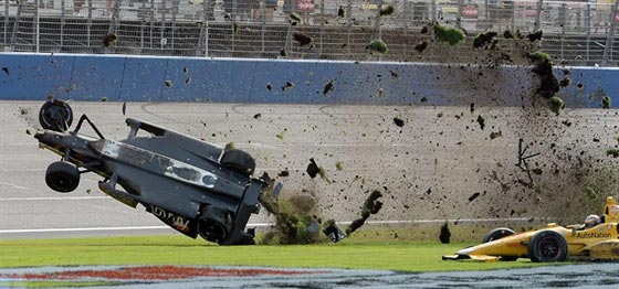 بالفيديو.. تعرض لحادث مروع بسرعة 340 كم ونجا باعجوبة صورة رقم 3 بالفيديو.. تعرض لحادث مروع بسرعة 340 كم ونجا باعجوبة صورة رقم 3