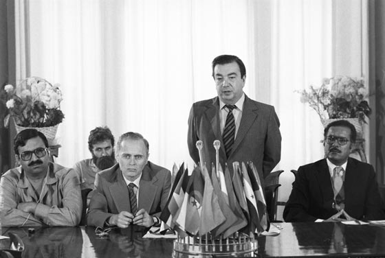 روسيا تودع رئيسها الاسبق يفغيني بريماكوف الباحث والسياسي والاقتصادي صورة رقم 6 روسيا تودع رئيسها الاسبق يفغيني بريماكوف الباحث والسياسي والاقتصادي صورة رقم 6