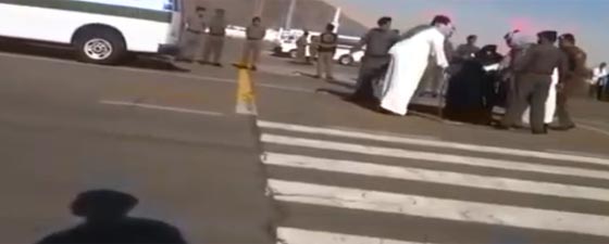 قطع راس امراة بالسيف علنا بتهمة خدش الحياء وقتل ابنة زوجها صورة رقم 1 قطع راس امراة بالسيف علنا بتهمة خدش الحياء وقتل ابنة زوجها صورة رقم 1