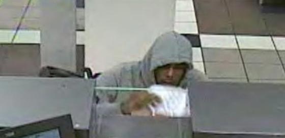 ازعر منمر يسرق بنكا على كرسي متحرك ويهرب.. الشرطة تبحث عنه صورة رقم 1