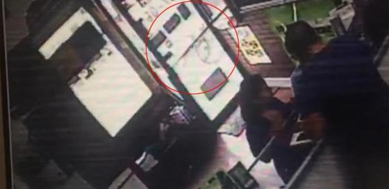 ازعر منمر يسرق بنكا على كرسي متحرك ويهرب.. الشرطة تبحث عنه صورة رقم 3