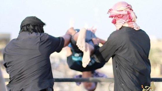 الدواعش يتفننون بقتل المثليين.. يلقون بهم الى الموت من الاسطح والاعالي  صورة رقم 2