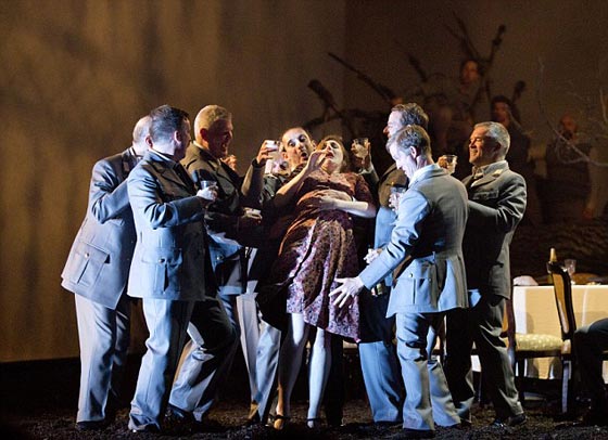 لندن: مشهد اغتصاب جماعي في مسرحية يغضب الجمهور ويكاد يخرجه عن طوره صورة رقم 5