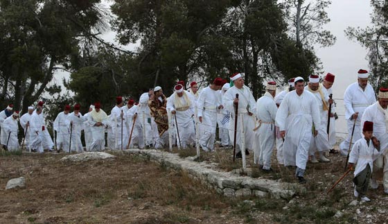 نابلس.. اصحاب اقدم لغة في العالم يحتفلون بعيد نزول التوراة صورة رقم 3