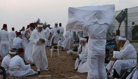 نابلس.. اصحاب اقدم لغة في العالم يحتفلون بعيد نزول التوراة صورة رقم 4