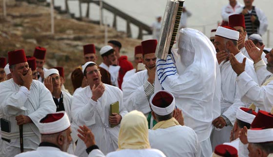 نابلس.. اصحاب اقدم لغة في العالم يحتفلون بعيد نزول التوراة صورة رقم 5