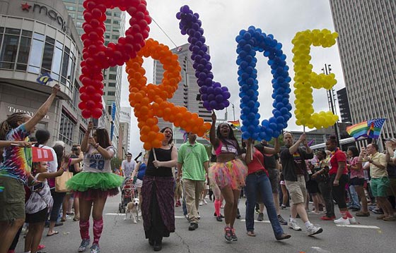 بعد تشريع الامريكيين لزواج المثليين.. رئيس من زيمبابوي يطلب يد اوباما!! صورة رقم 4