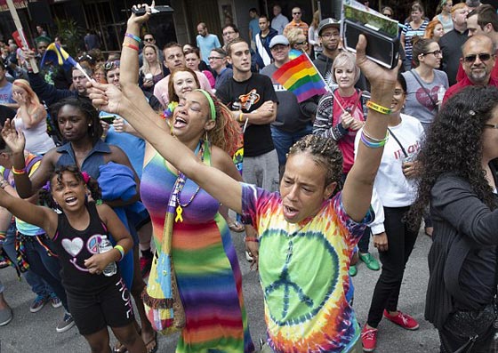 بعد تشريع الامريكيين لزواج المثليين.. رئيس من زيمبابوي يطلب يد اوباما!! صورة رقم 5