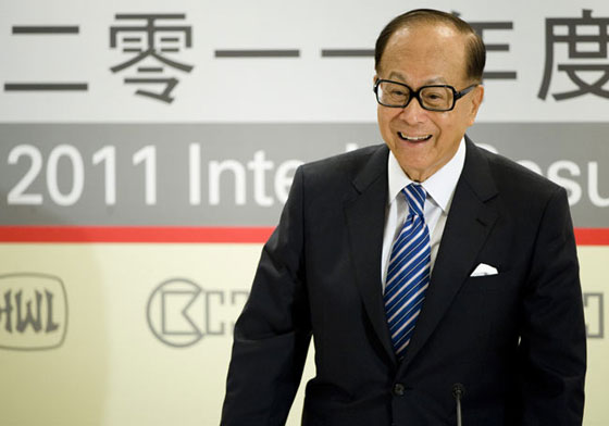 صور اغنى رجل في آسيا: ترك المدرسة بعمر 15 عامًا وعمل في مصنعٍ بلاستيك  صورة رقم 7