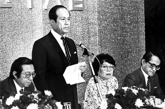 صور اغنى رجل في آسيا: ترك المدرسة بعمر 15 عامًا وعمل في مصنعٍ بلاستيك  صورة رقم 1