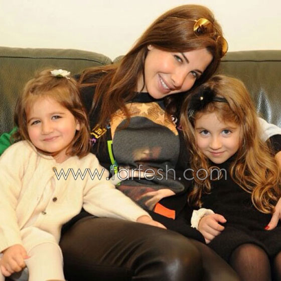 صور نانسي عجرم في الفراش مع طفلتيها وقصّة قبل النوم.. صورة رقم 4